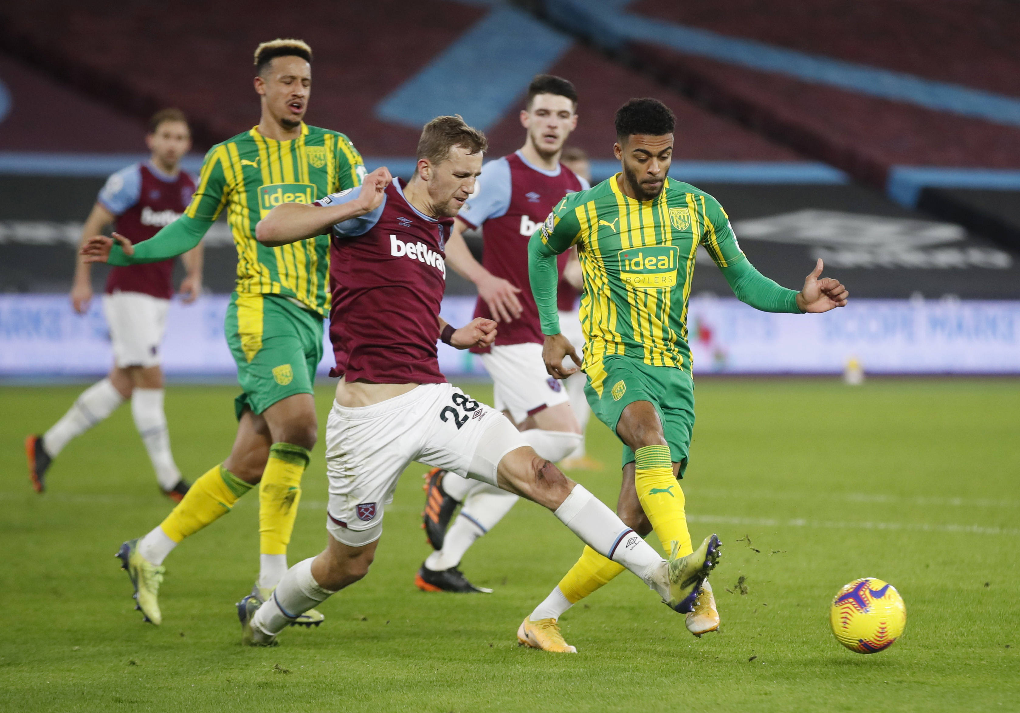 篮板争夺中 篮板争夺中